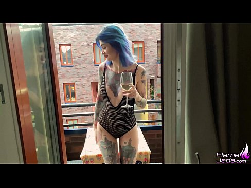 ❤️ زبردست لڑکی گلپ کے ساتھ چوس رہی ہے اور کھلے آسمان کے نیچے جوش سے چود رہی ہے۔ مقعد فحش  ❤